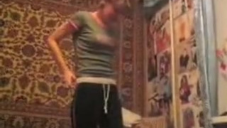 Мужчина кончает на лицо своей любимой девушке