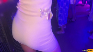 В клуб зашла, левому чуваку в жопу дала — дома так не прут