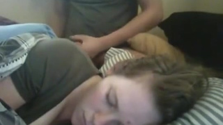 Брат кончил на лицо младшей сестры пока она спала