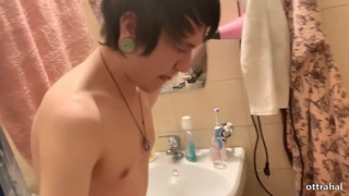 Пьяный любимый в туалете смотрит как сношают его жену