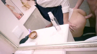 Мужик присунул в красивую жопу своей рыжей девушке