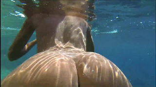 Нагая красавица Катя купается на море