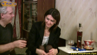 Пьяный старик чпокнул спящую телочку на постели