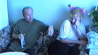 Пьяный отец лижет бритую письку довольной Светы