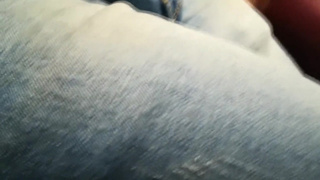 Мастурбирует в поезде, соблазняя попутчицу