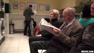 Мужчина с девченкой сношаются в прачечной