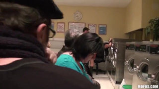 Мужчина с девченкой сношаются в прачечной