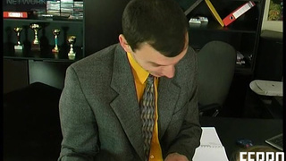 Большим елдаком шеф ебет в попу наглую секретаршу в колготках